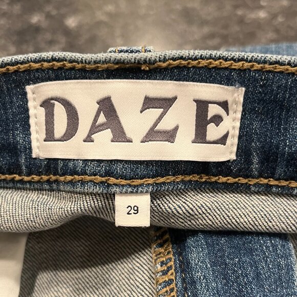 DAZE Women's Medium Wash Straight Leg Raw Hem Jeans Size 29 - Picture 3 of 4